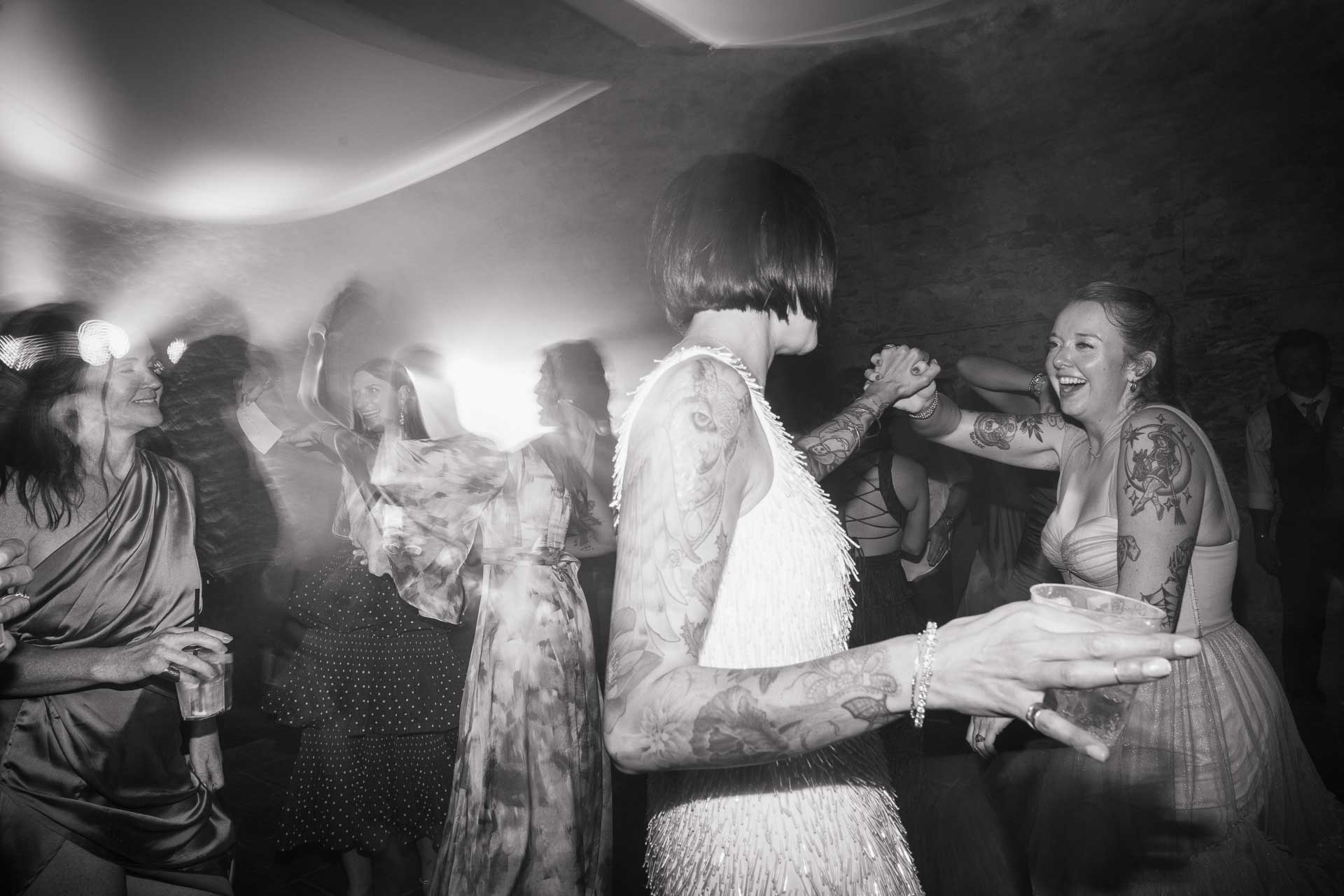 In bianco e nero, la sposa balla con le amiche
