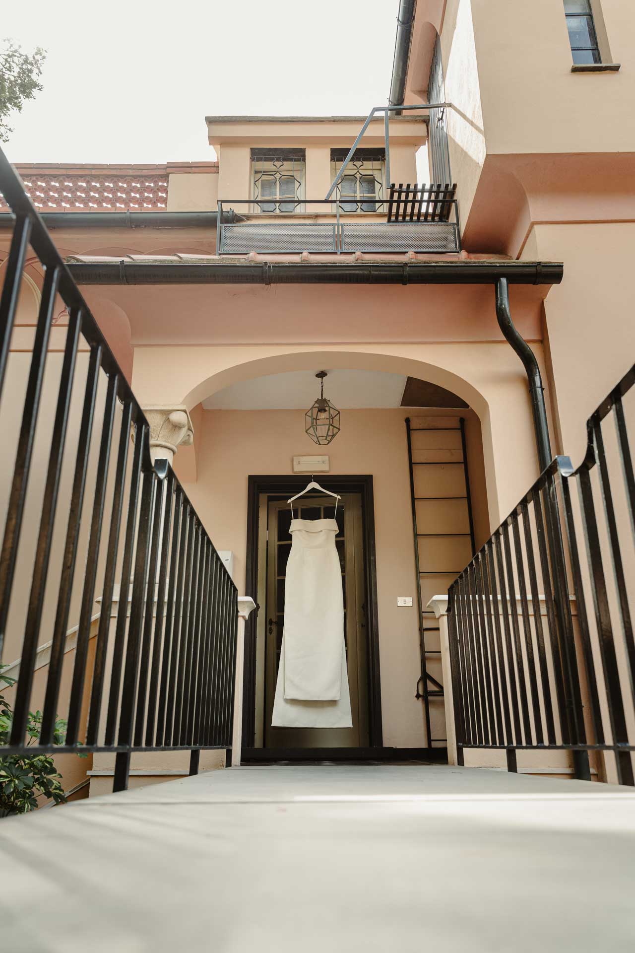 L'abito della sposa appeso al portone della villa, in fondo alla passerella