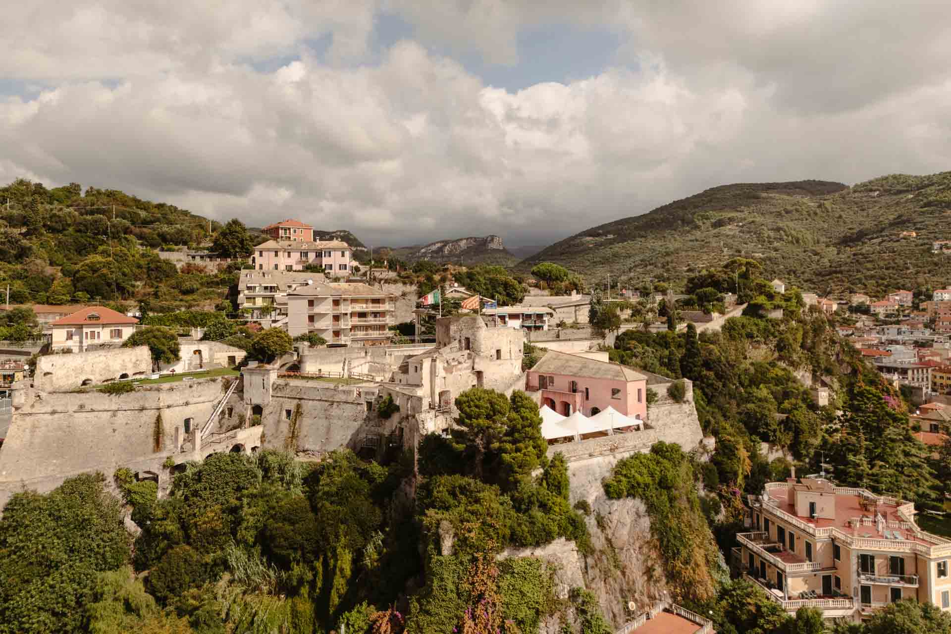La fortezza di Castelfranco dall'alto, tra il verde e le case di Finale Ligure
