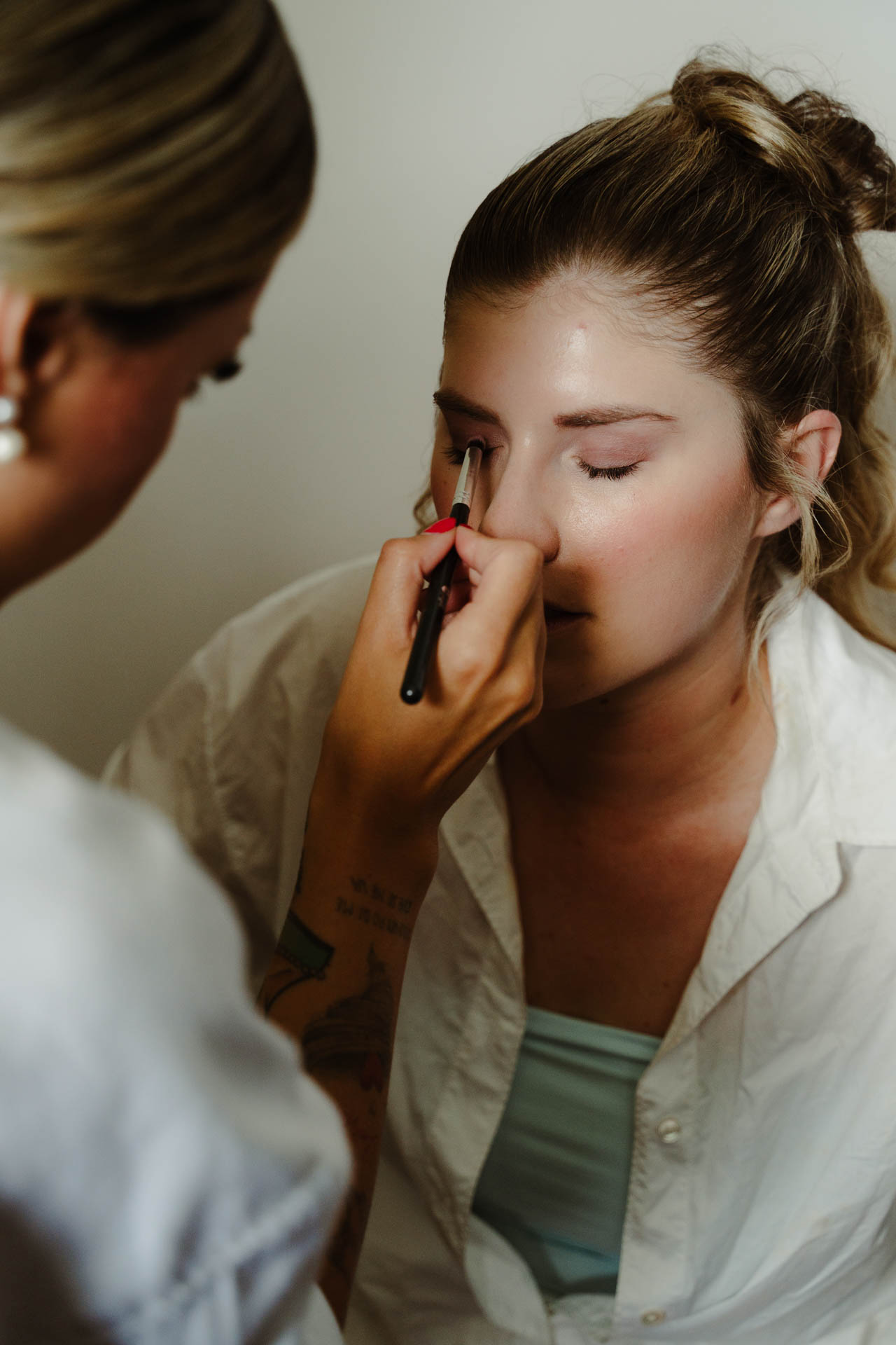 Il trucco degli occhi di un'amica della sposa