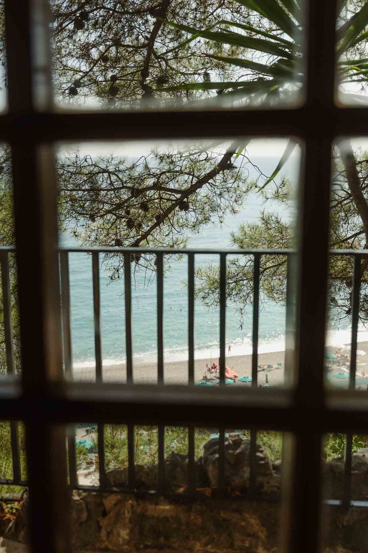 La spiaggia di Finale Ligure vista da una finestra a grata della fortezza
