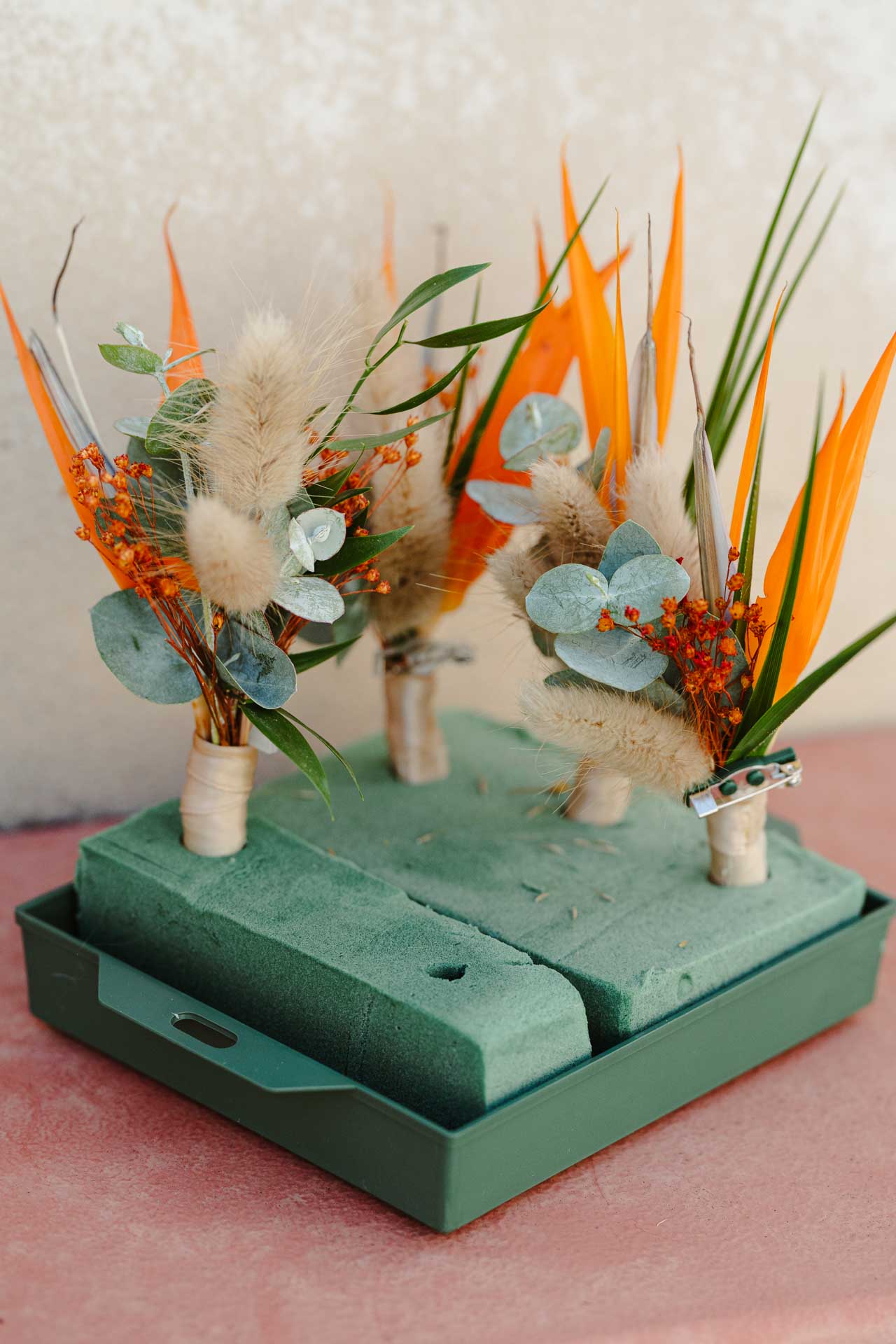 I fiori all'occhiello, con i pampas e le foglie di eucalipto