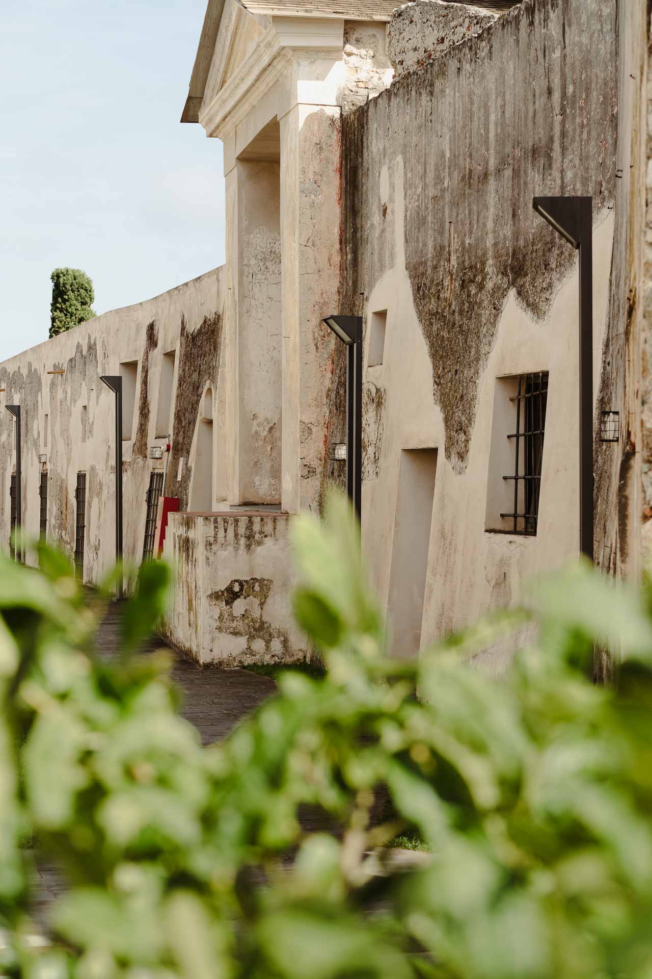 Le mura scrostate e il portale classico nel cortile della Fortezza di Castelfranco
