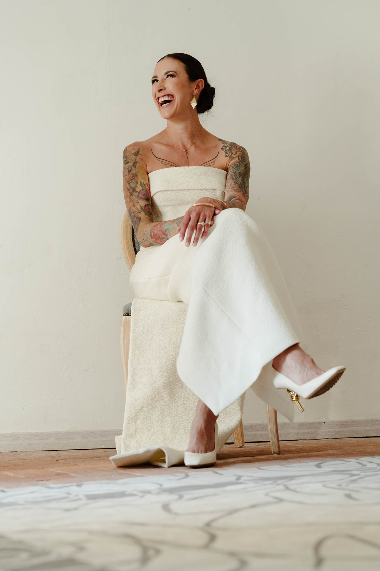 La sposa ride seduta, con le gambe accavallate