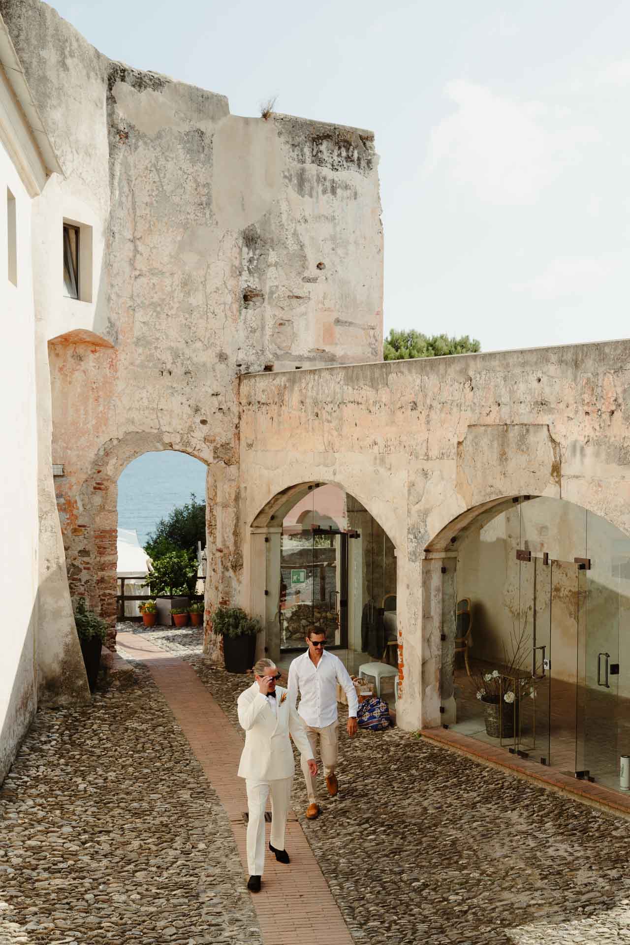 Lo sposo attraversa il cortile acciottolato della Fortezza di Castelfranco
