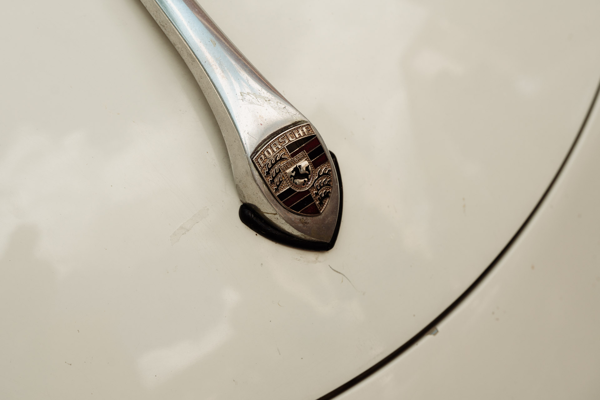 Lo stemma sul cofano dell'auto d'epoca bianca