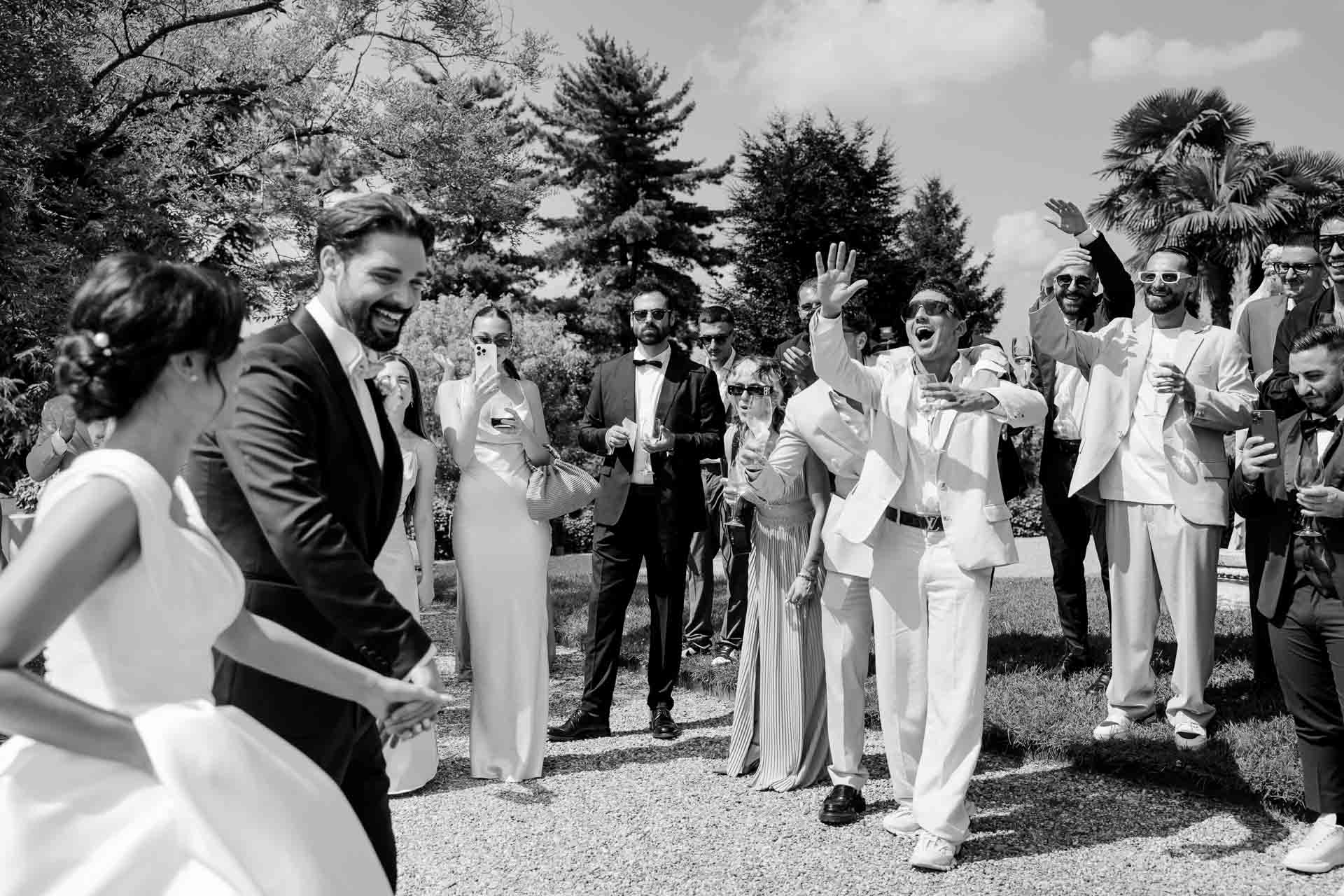In bianco e nero, gli sposi tra gli amici che festeggiano nel parco