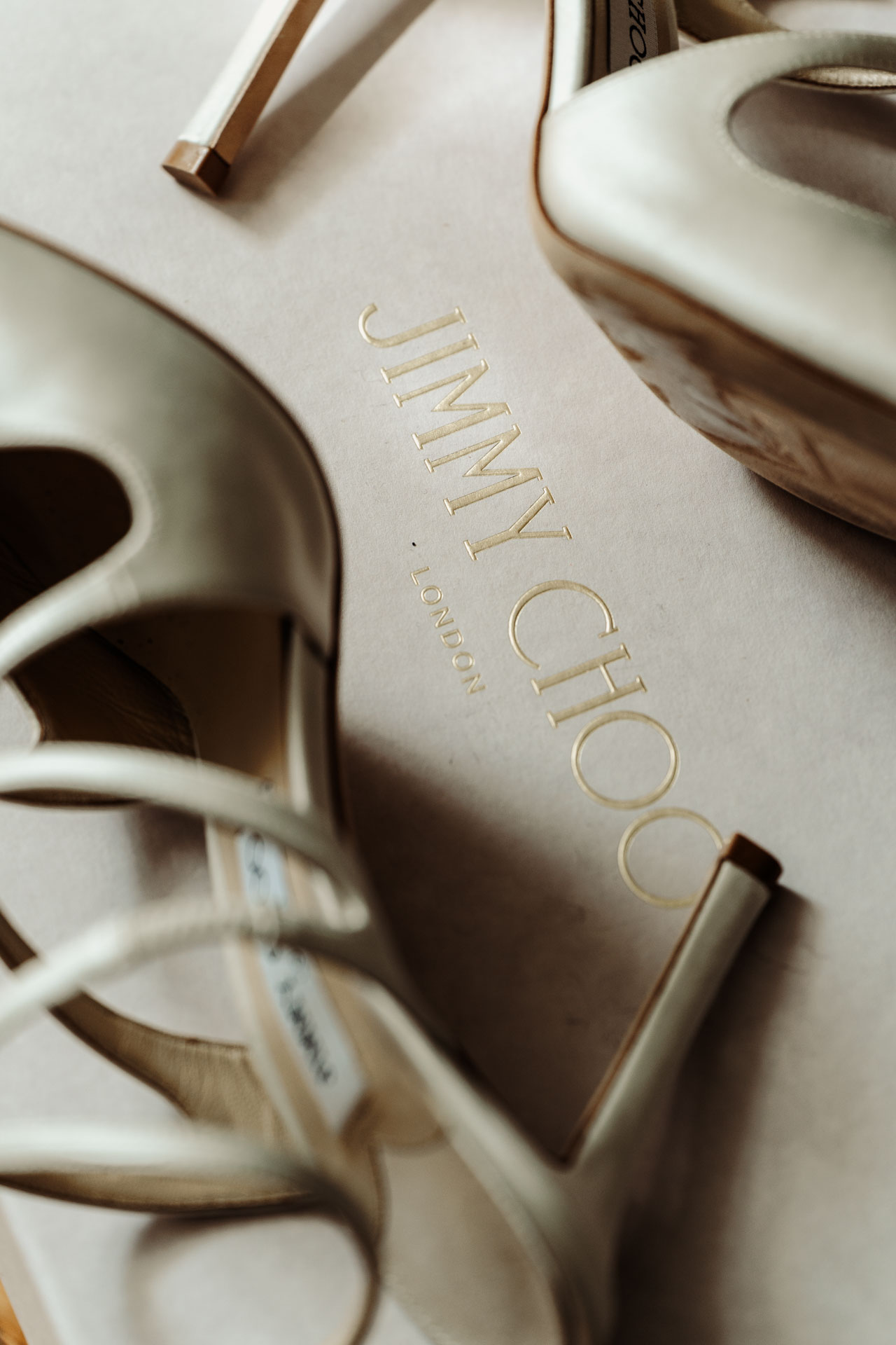 Le scarpe color avorio sopra la scatola