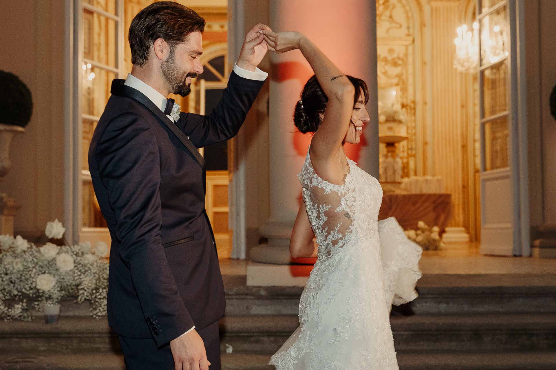 Lo sposo fa girare la sposa durante il ballo, davanti alla colonna