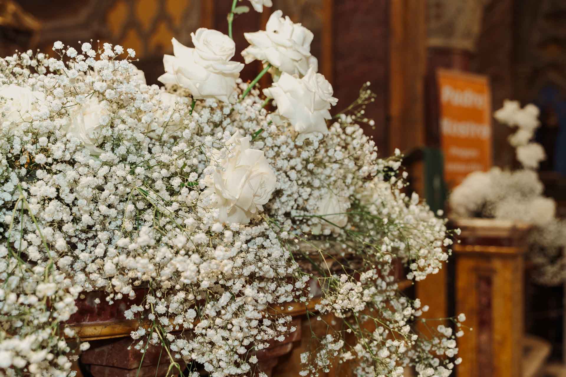Rose bianche e gypsophila sull'altare