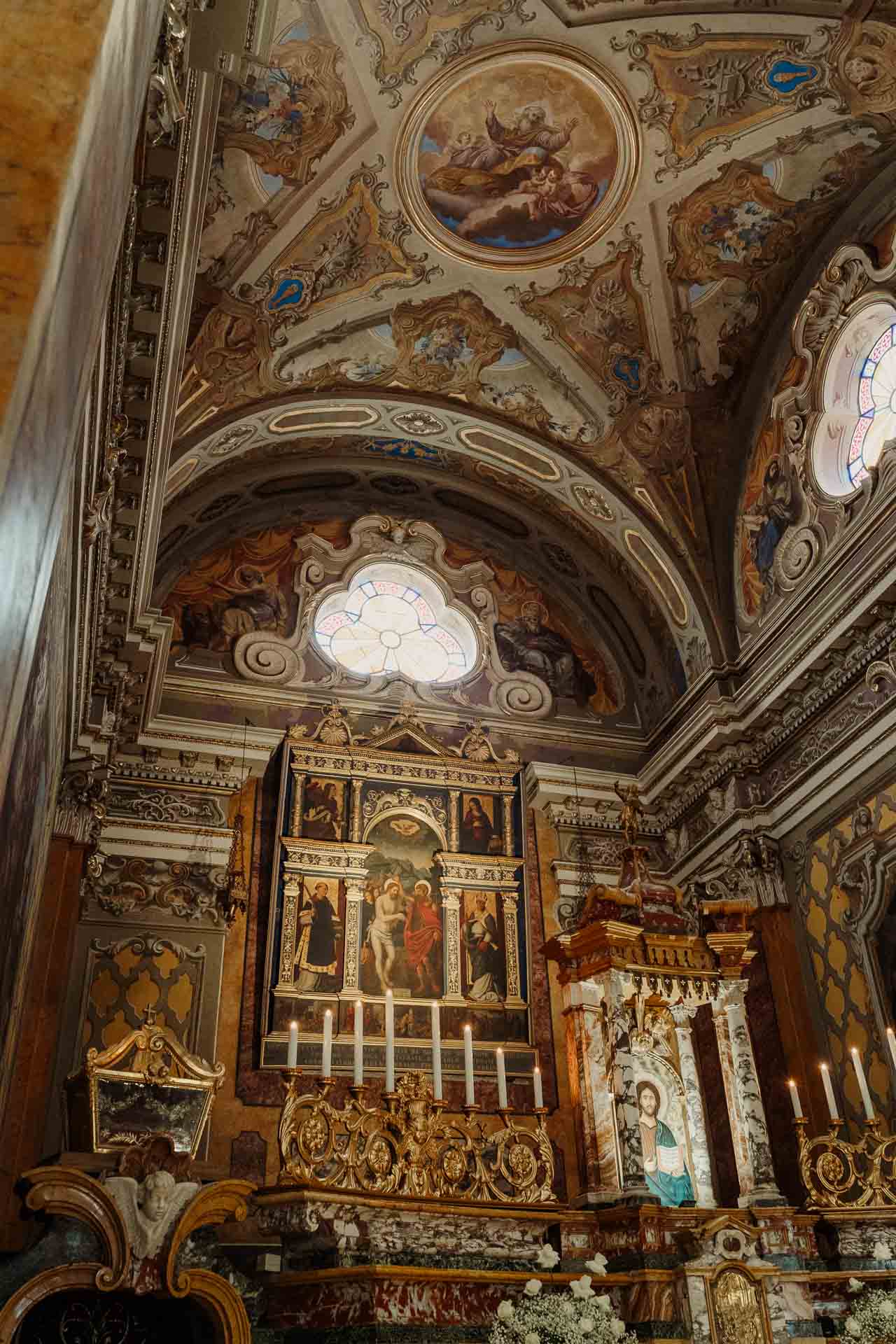 L'altare dorato della cappella, sotto la volta affrescata