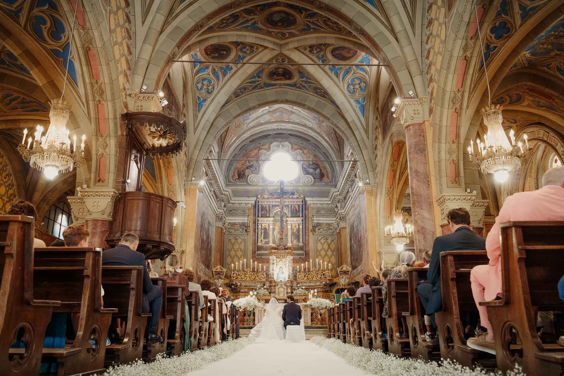 La navata del Duomo di Ciriè vista dal fondo, con gli sposi all'altare