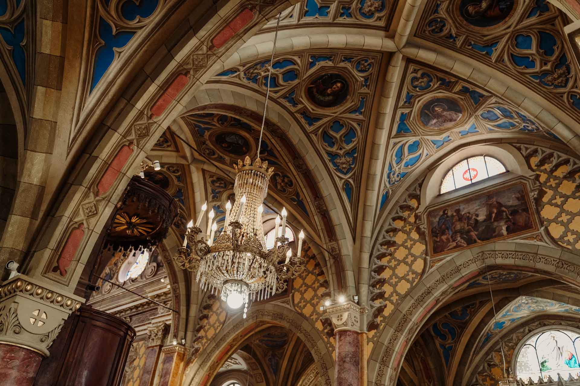 La volta affrescata della chiesa e un lampadario