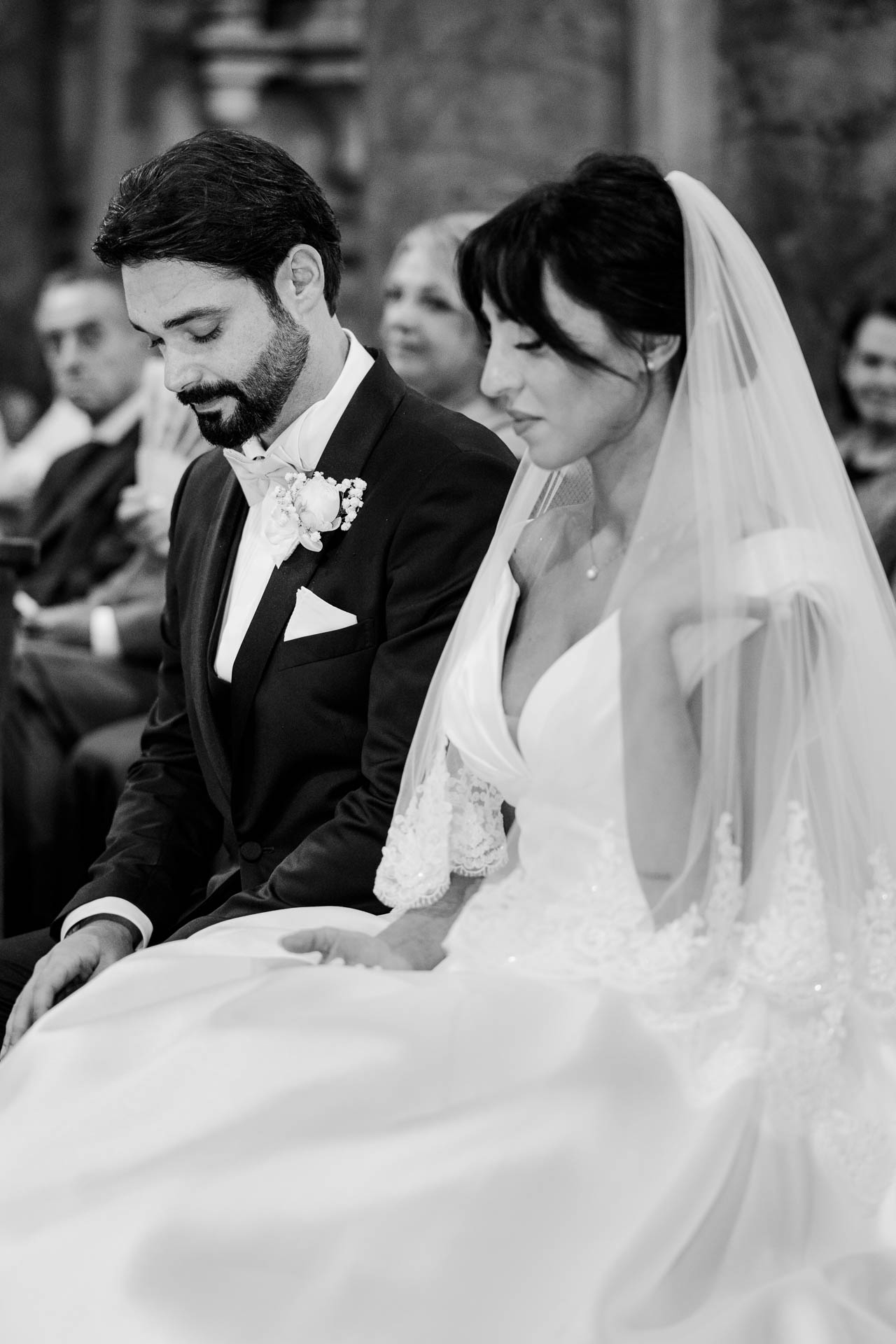 In bianco e nero, gli sposi seduti, lui a testa bassa