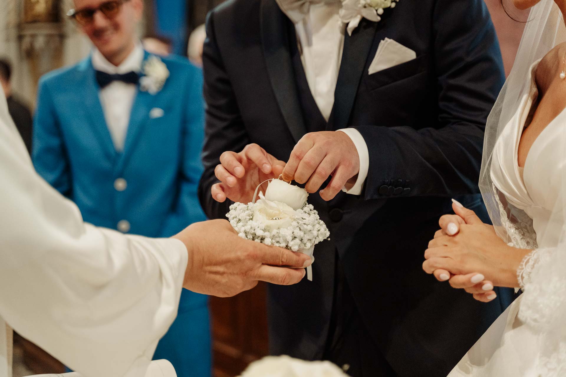 Il sacerdote porge agli sposi il cestino di fiori con le fedi