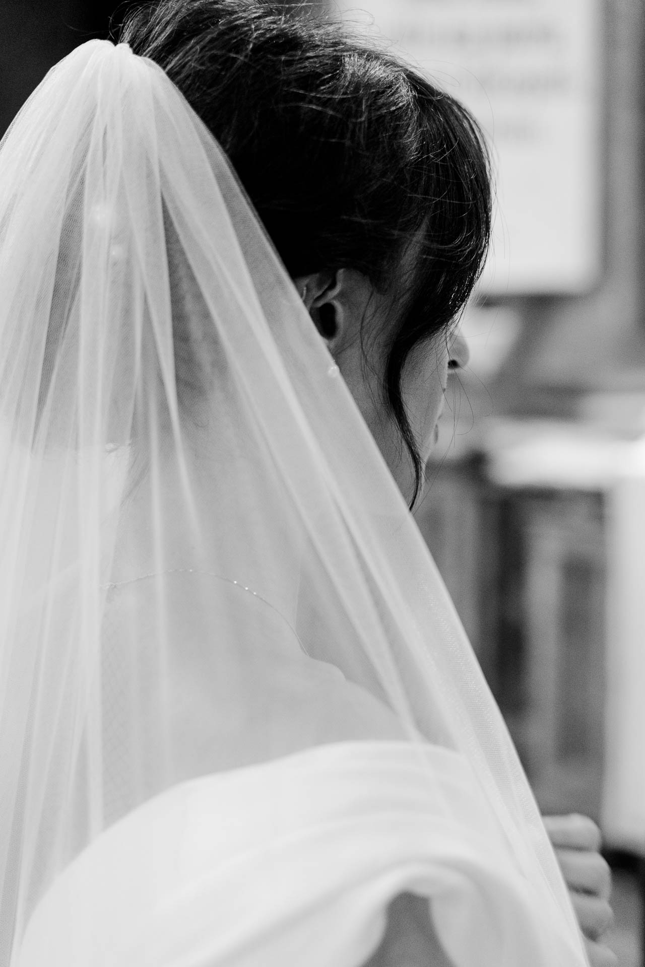 In bianco e nero, il velo e la nuca della sposa