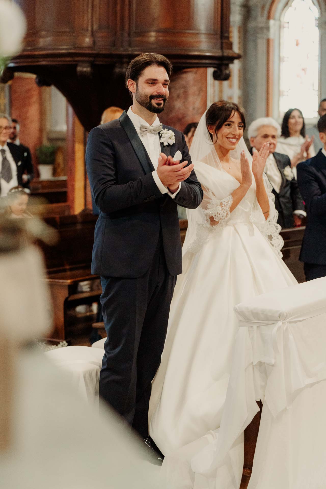 Gli sposi applaudono in piedi davanti all'altare