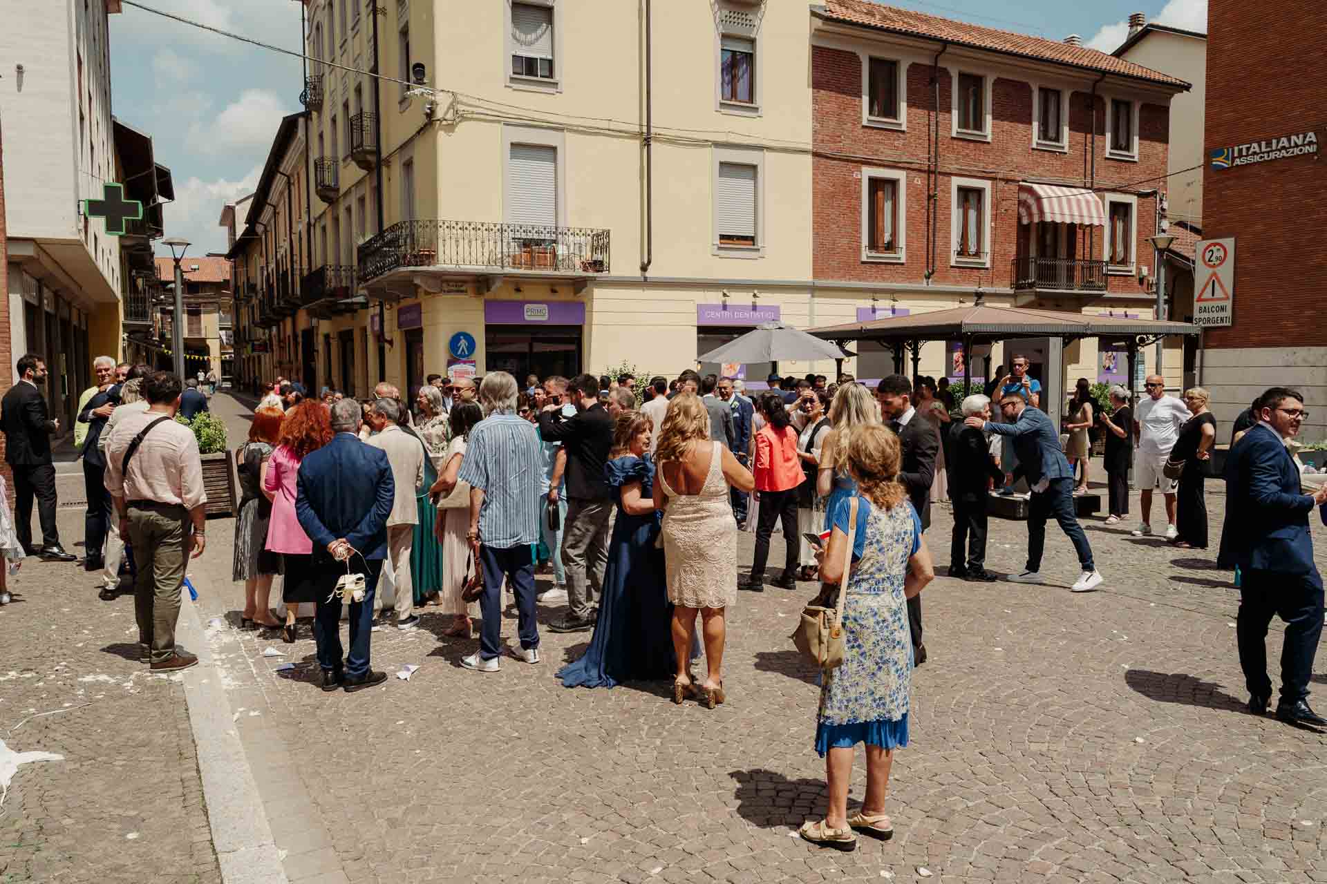 Gli invitati in piazza davanti al Duomo di Ciriè, tra le case del paese