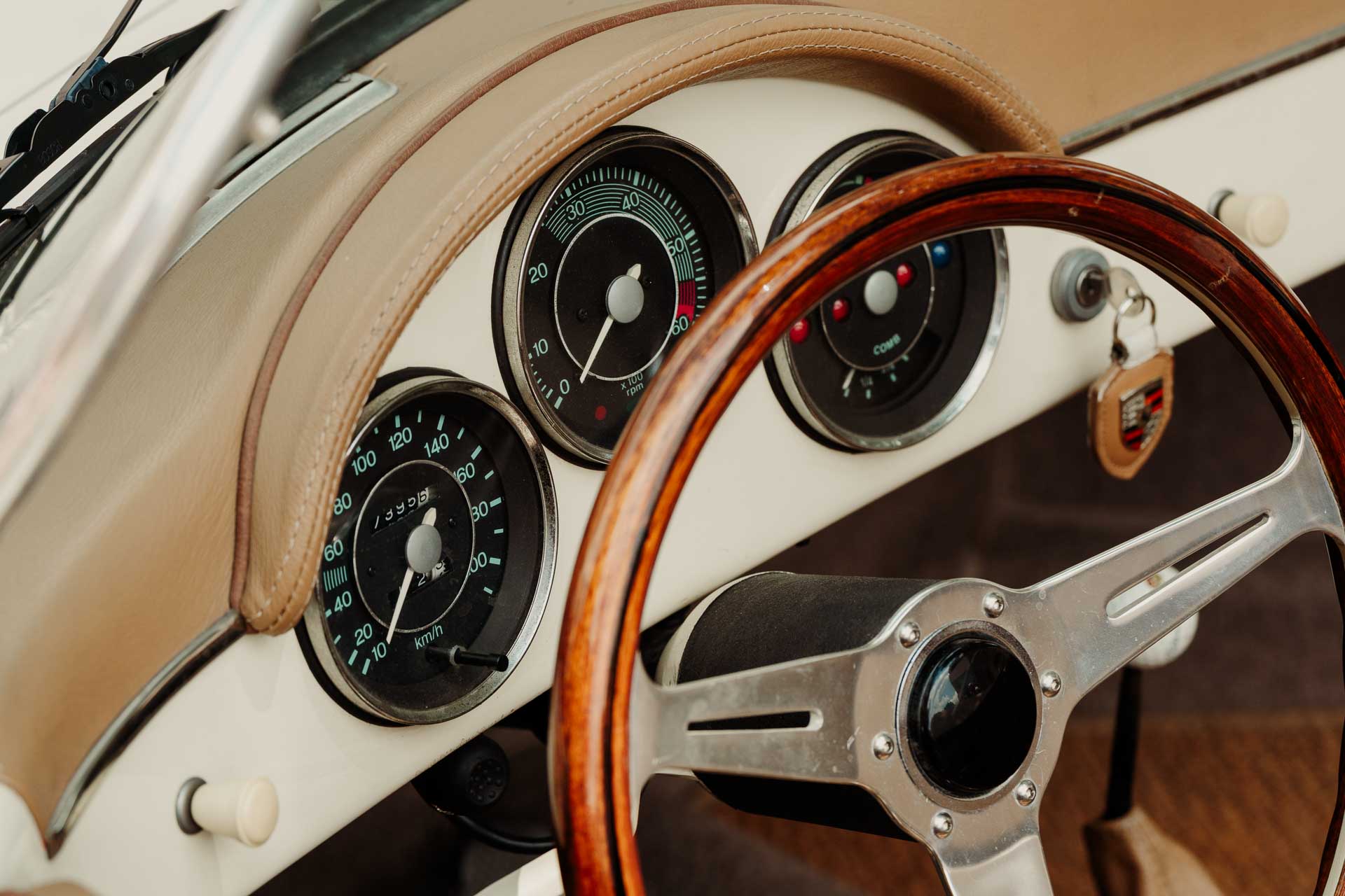Il cruscotto dell'auto d'epoca, con il volante di legno e i quadranti
