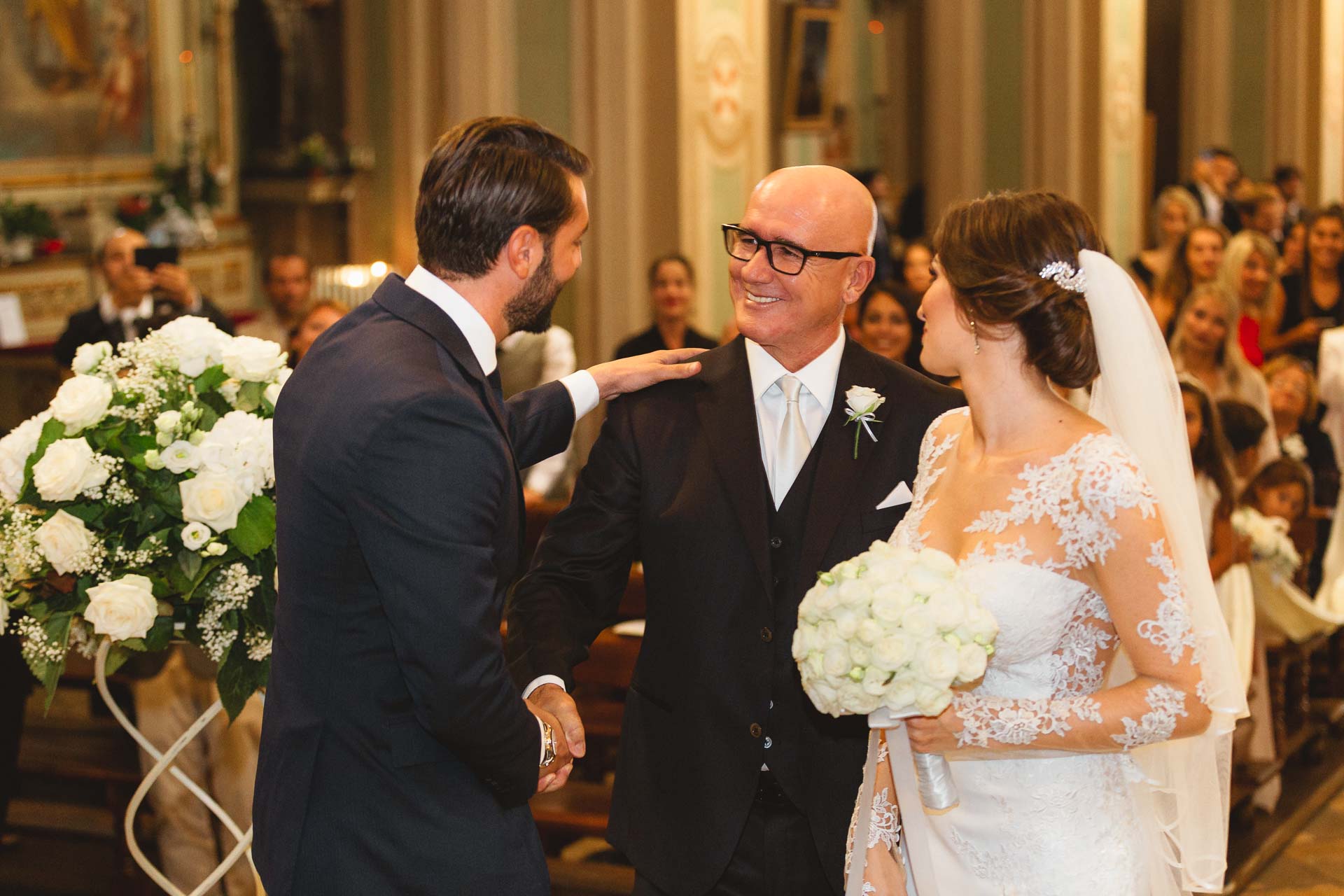 Il papà affida la sposa allo sposo, all'altare