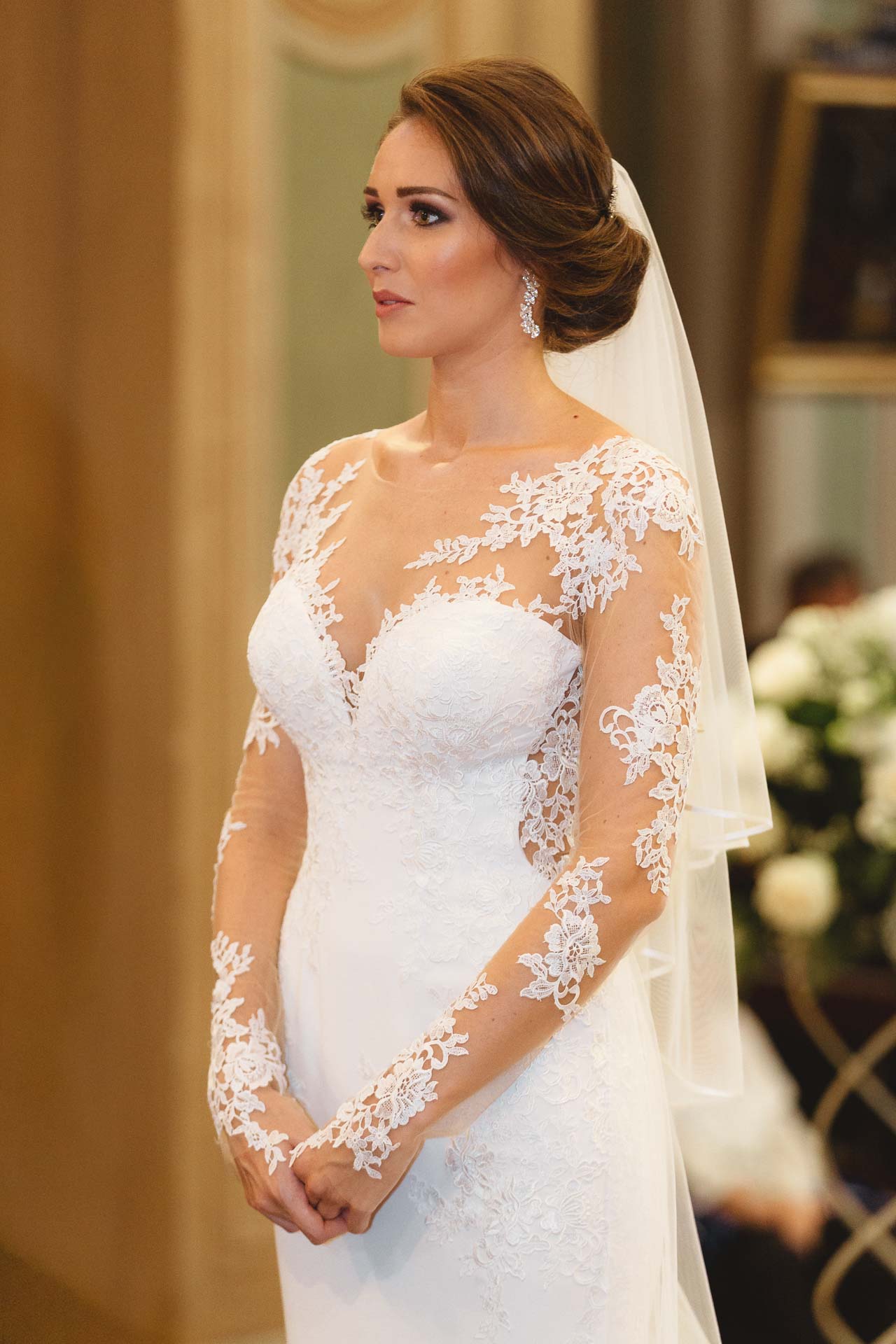 La sposa all'altare, con le mani giunte