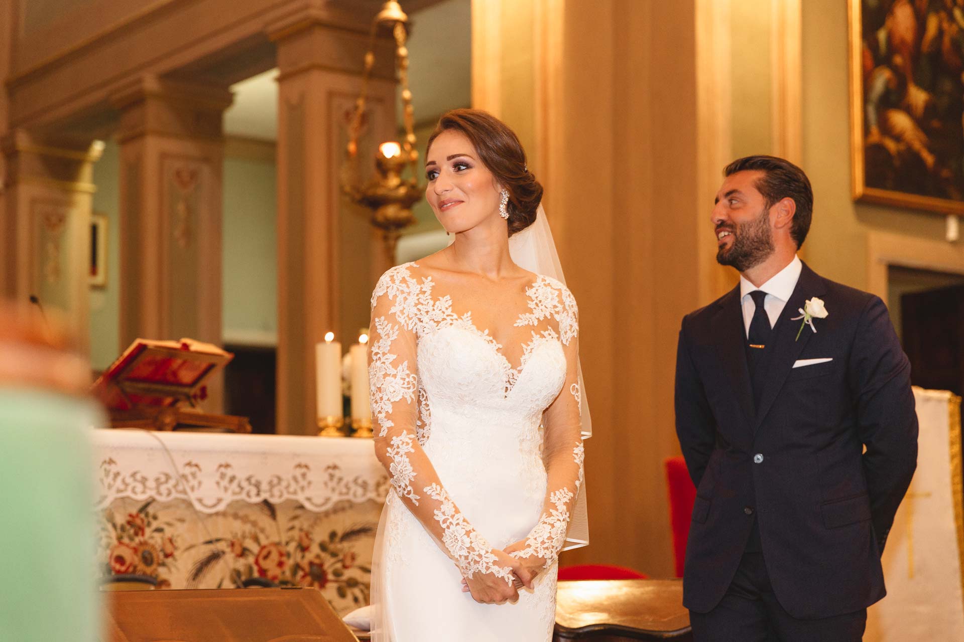 Gli sposi si sorridono all'altare