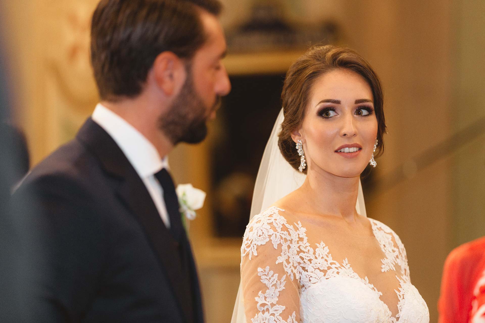 La sposa ascolta, accanto allo sposo