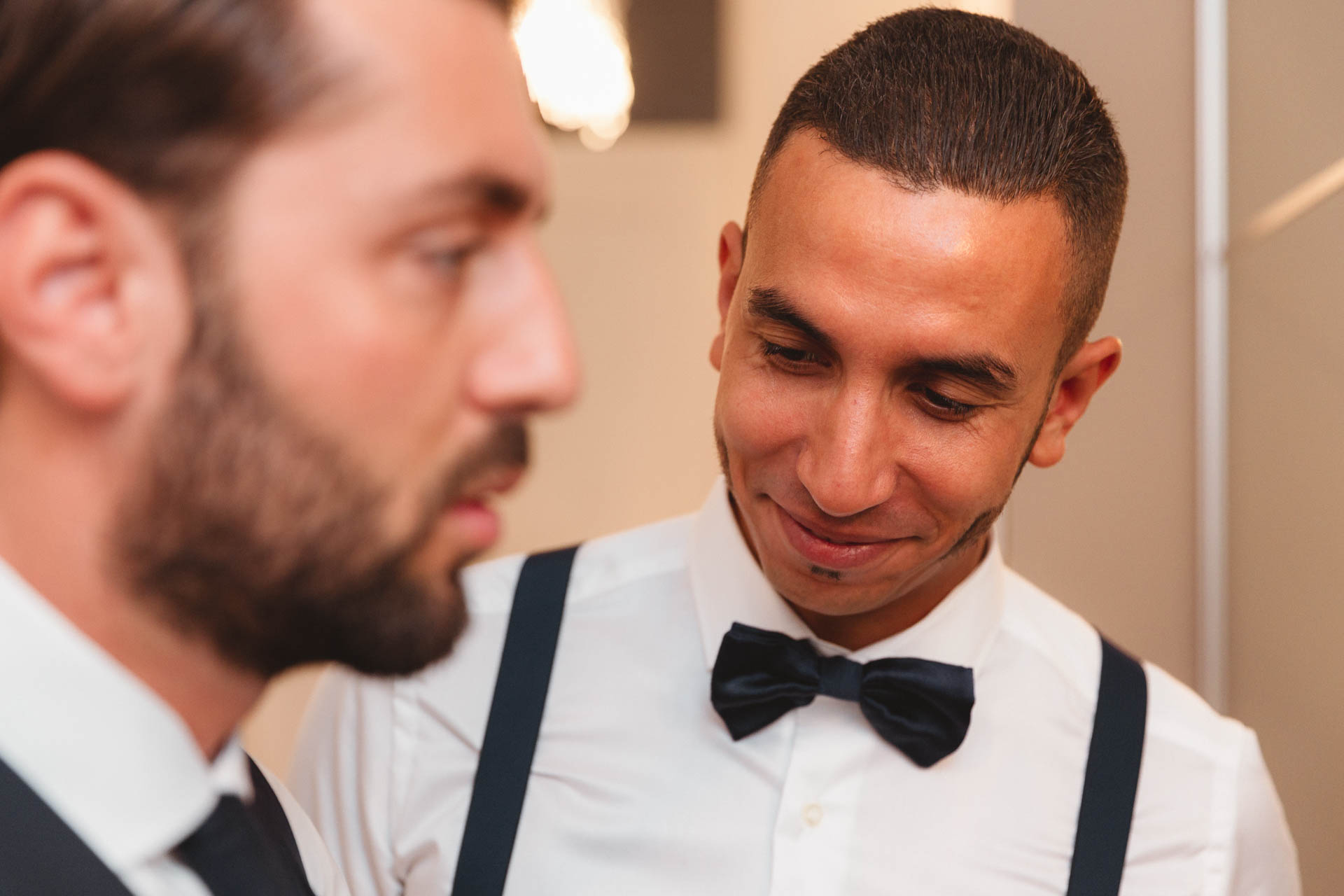 L'amico in papillon sorride accanto allo sposo
