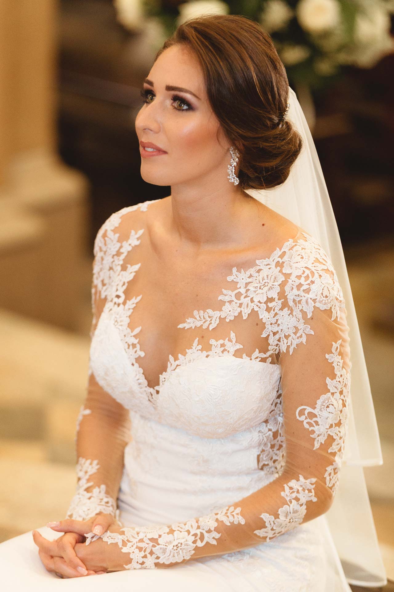 La sposa seduta all'altare, lo sguardo verso l'alto