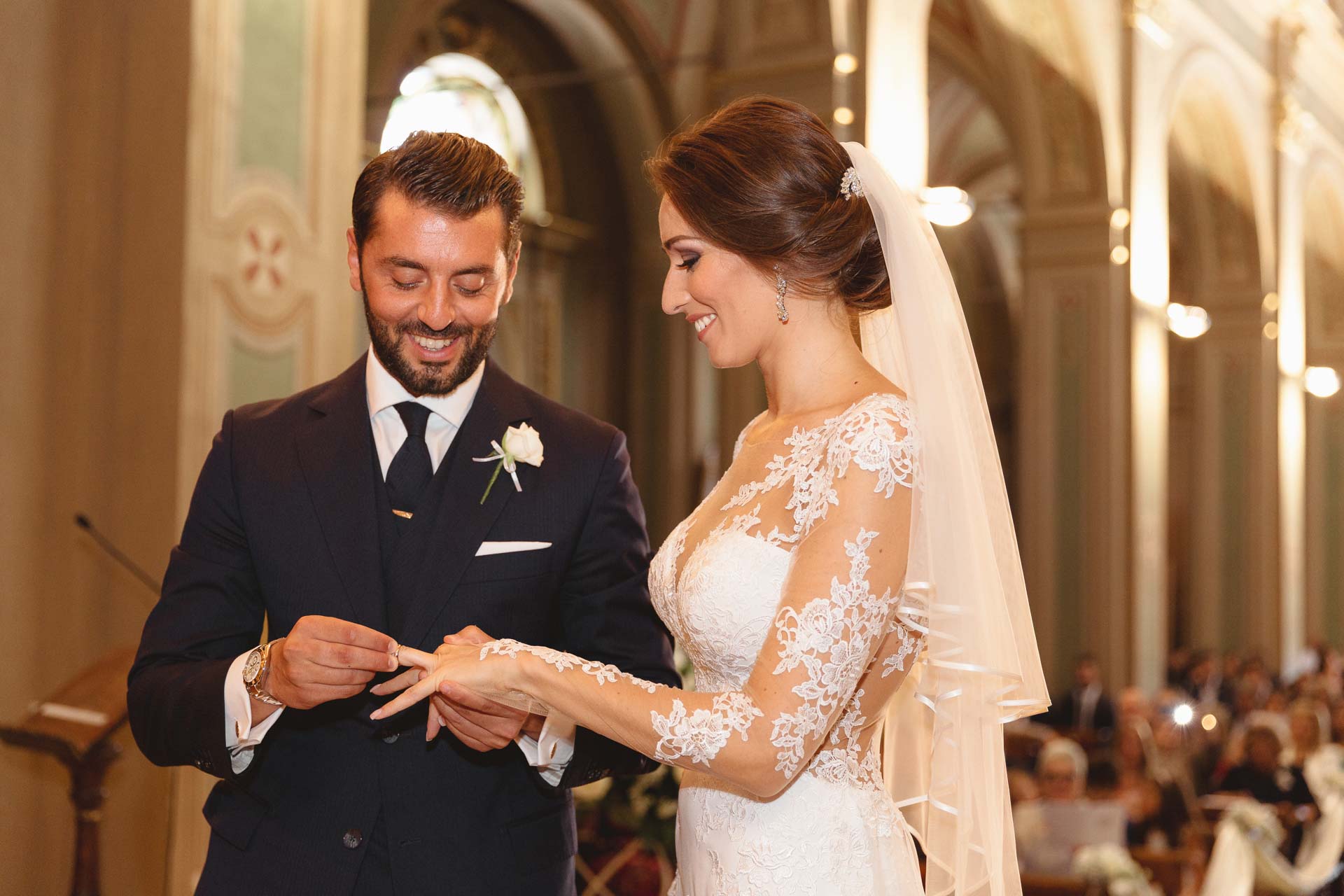 Lo sposo infila la fede alla sposa