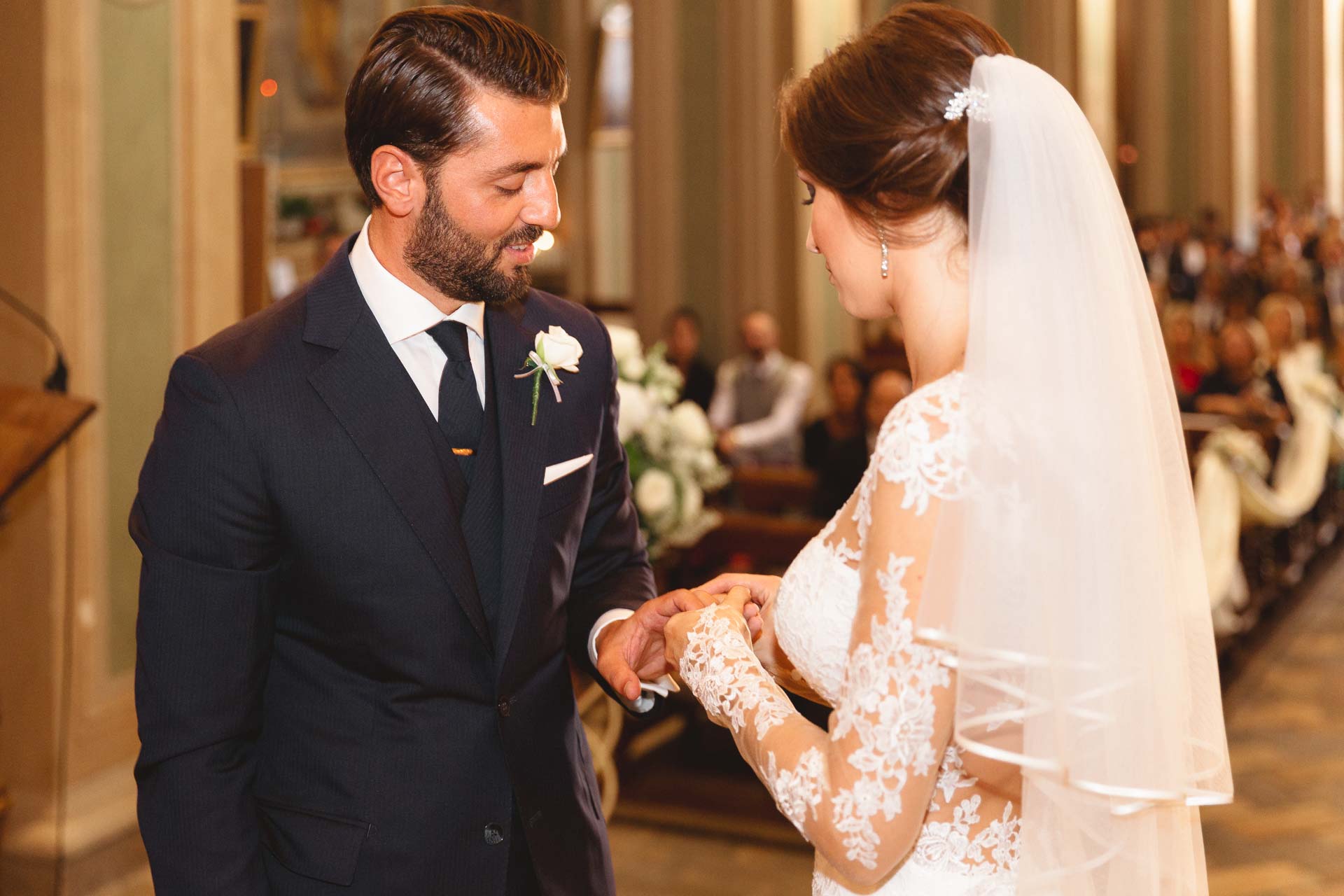 La sposa infila la fede allo sposo