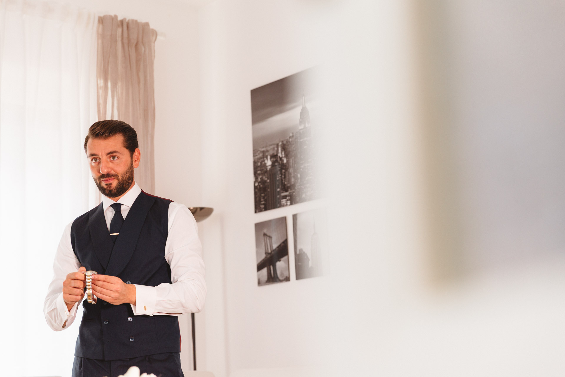 Lo sposo in gilet si allaccia i polsini