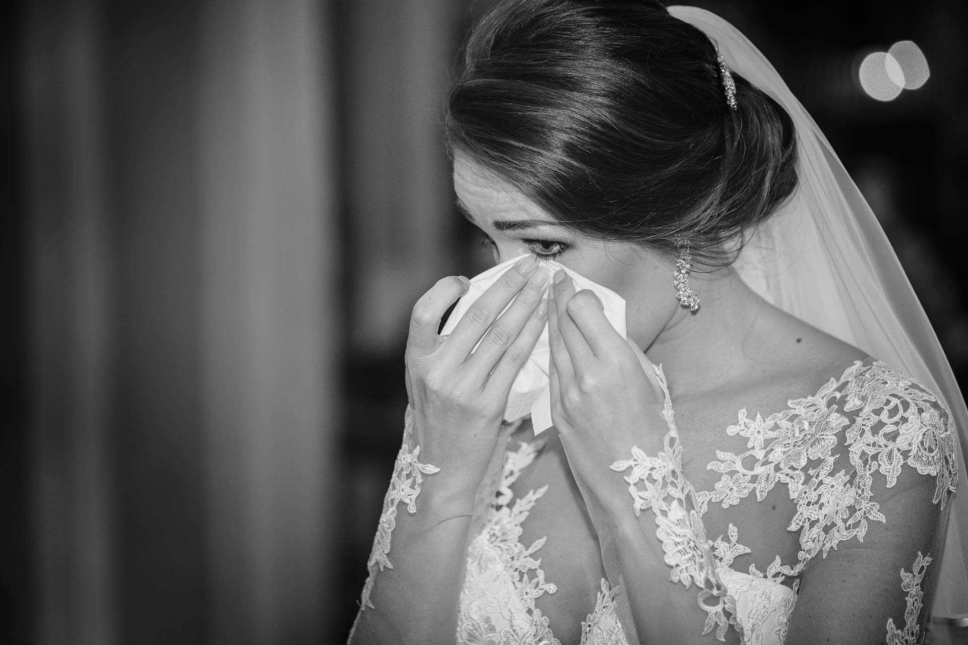 In bianco e nero, la sposa si asciuga le lacrime con un fazzoletto