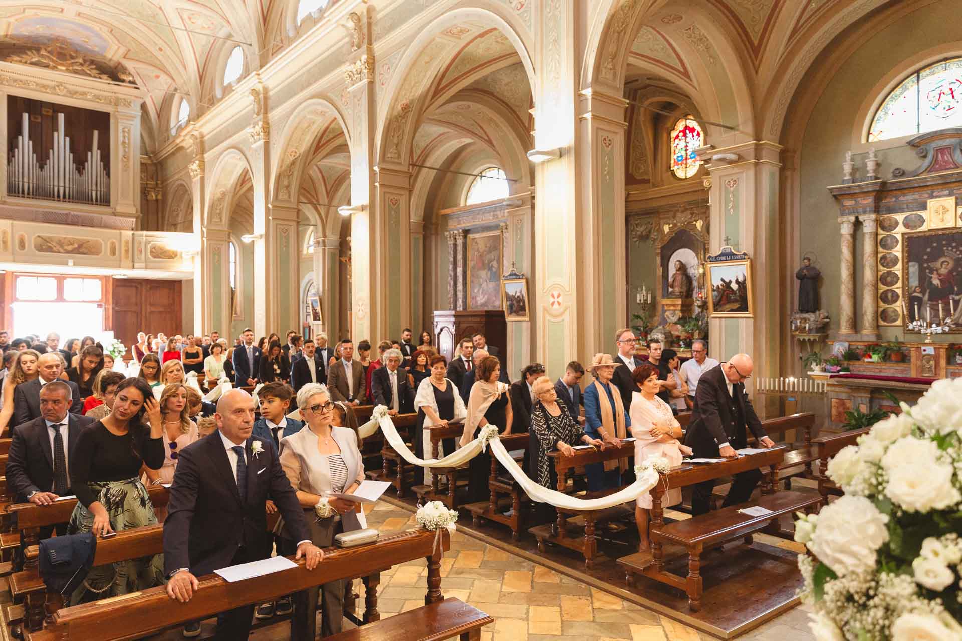 La chiesa piena di invitati, vista dall'alto