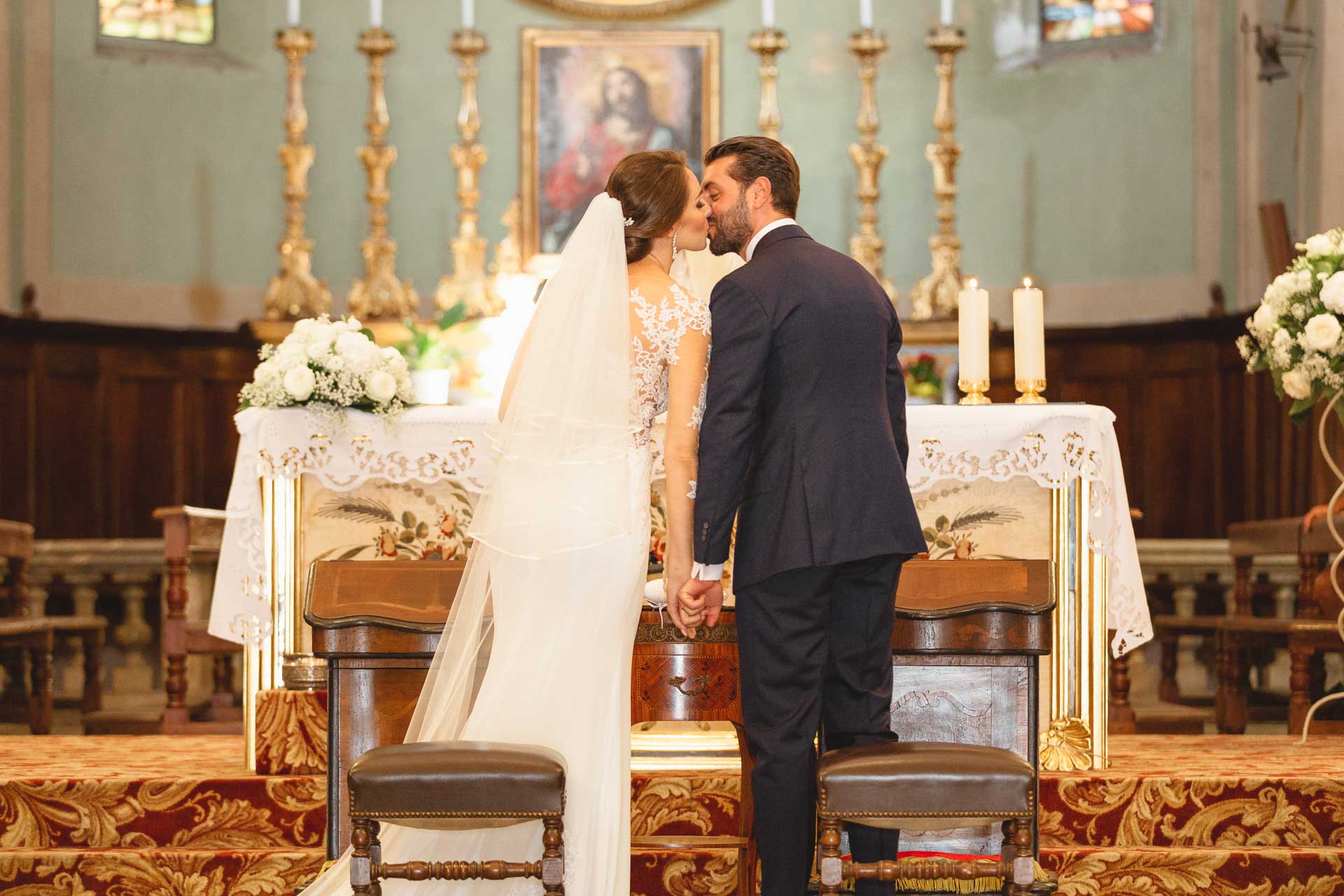 Il bacio degli sposi davanti all'altare