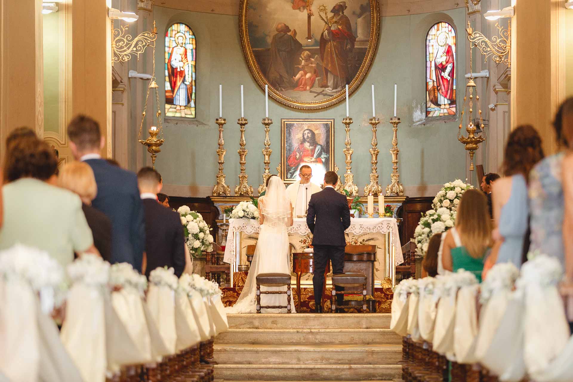 Gli sposi all'altare, visti dal fondo della navata