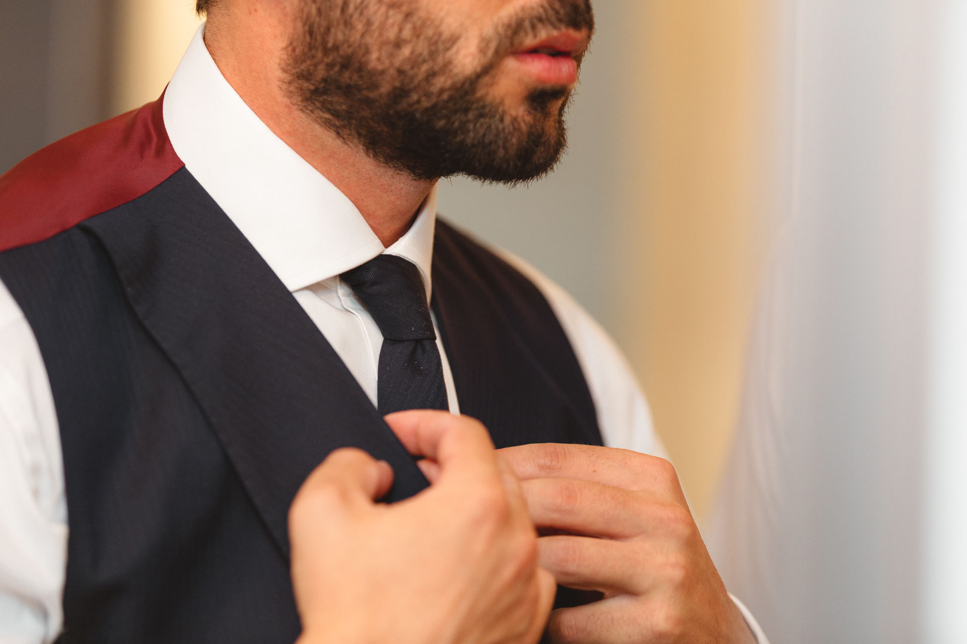 La barba, il colletto e la cravatta dello sposo, sopra il gilet