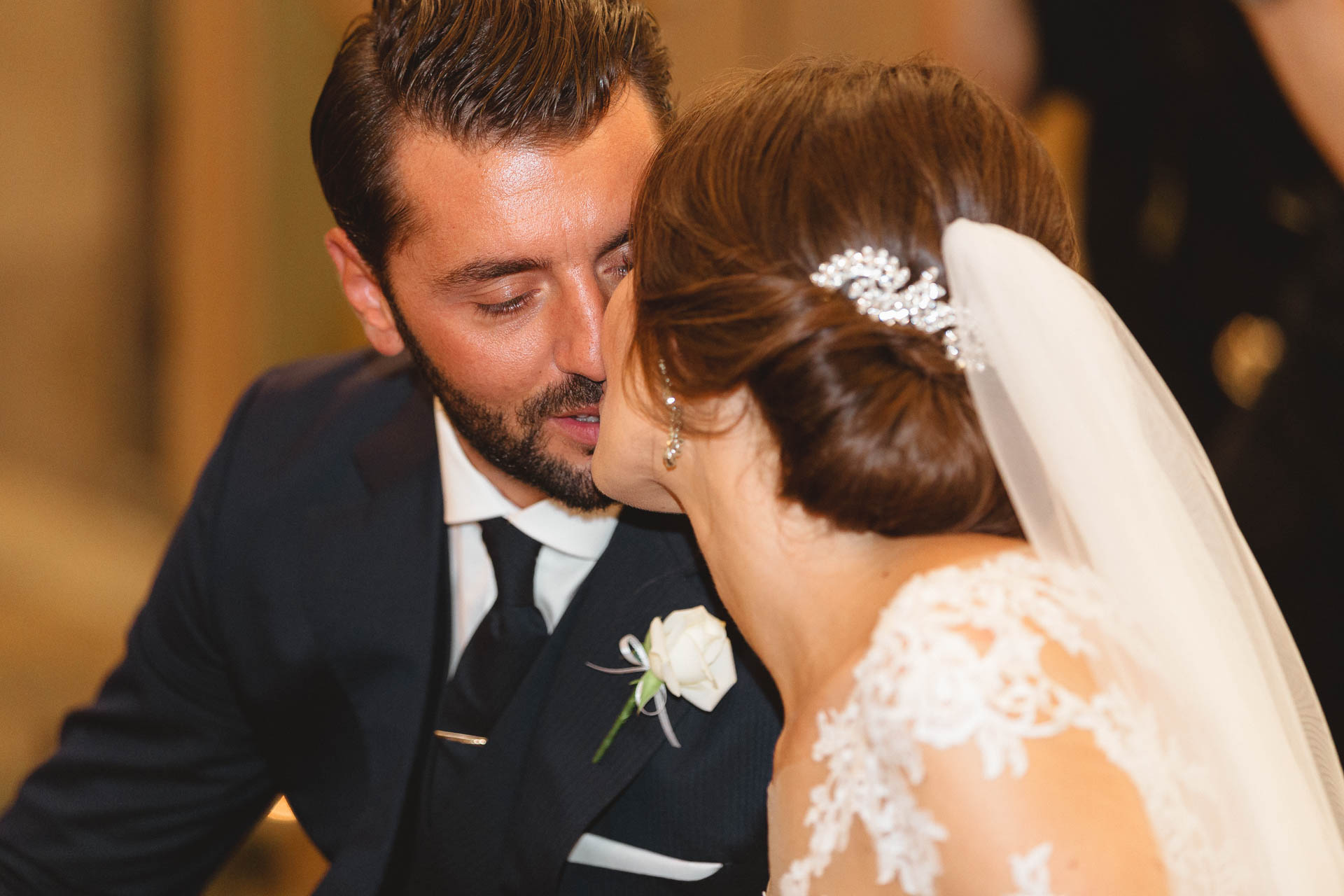 Il bacio degli sposi, da vicino