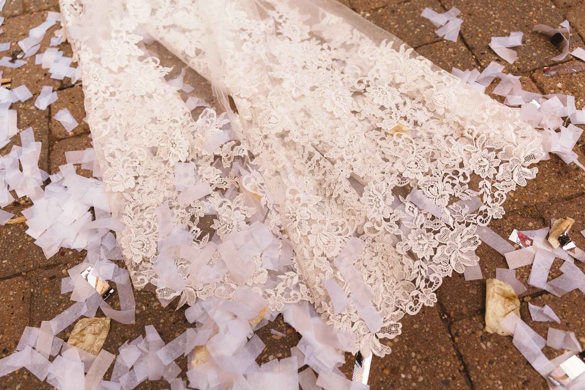 Il pizzo del velo sui coriandoli, sul sagrato