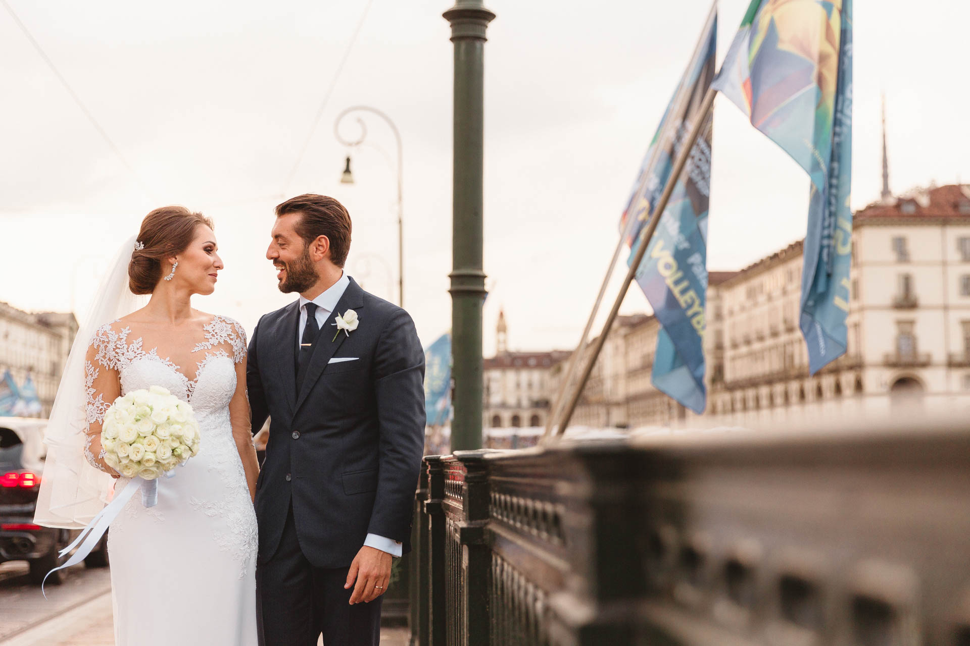 Gli sposi sul ponte, verso Piazza Vittorio