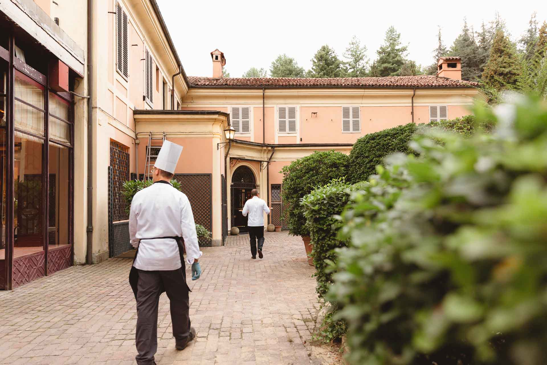 Lo chef attraversa il cortile di Villa Sassi