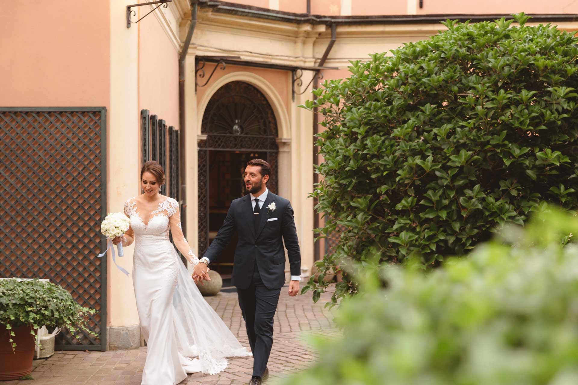 Gli sposi arrivano a Villa Sassi mano nella mano
