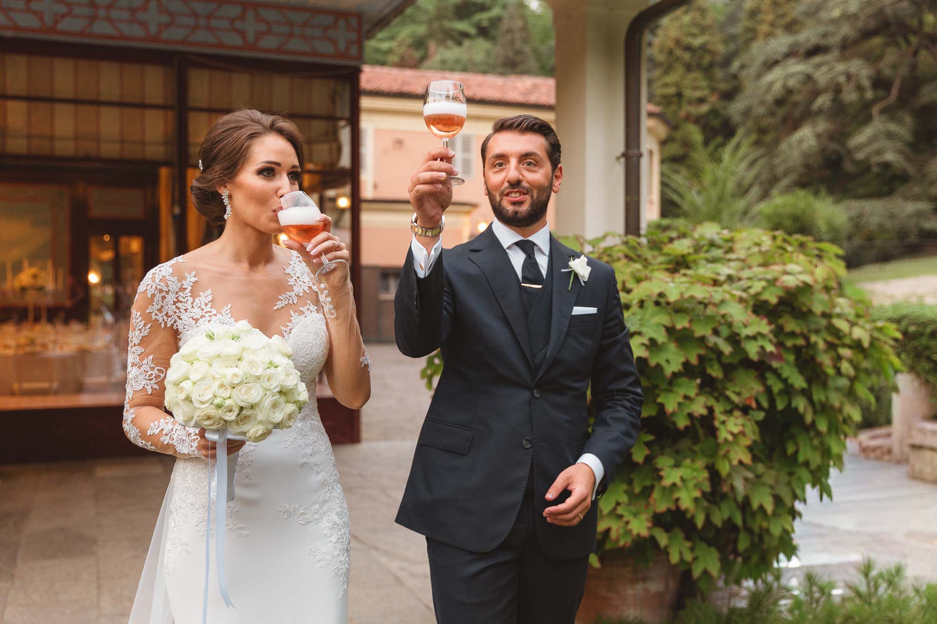 Gli sposi brindano davanti a Villa Sassi