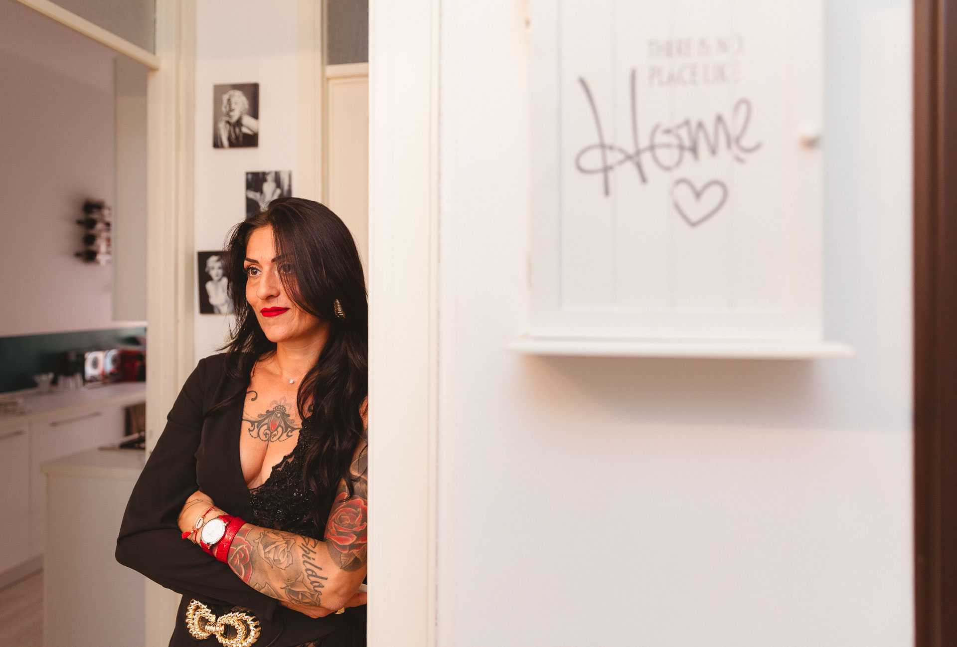 Un'amica appoggiata alla porta, accanto alla scritta Home
