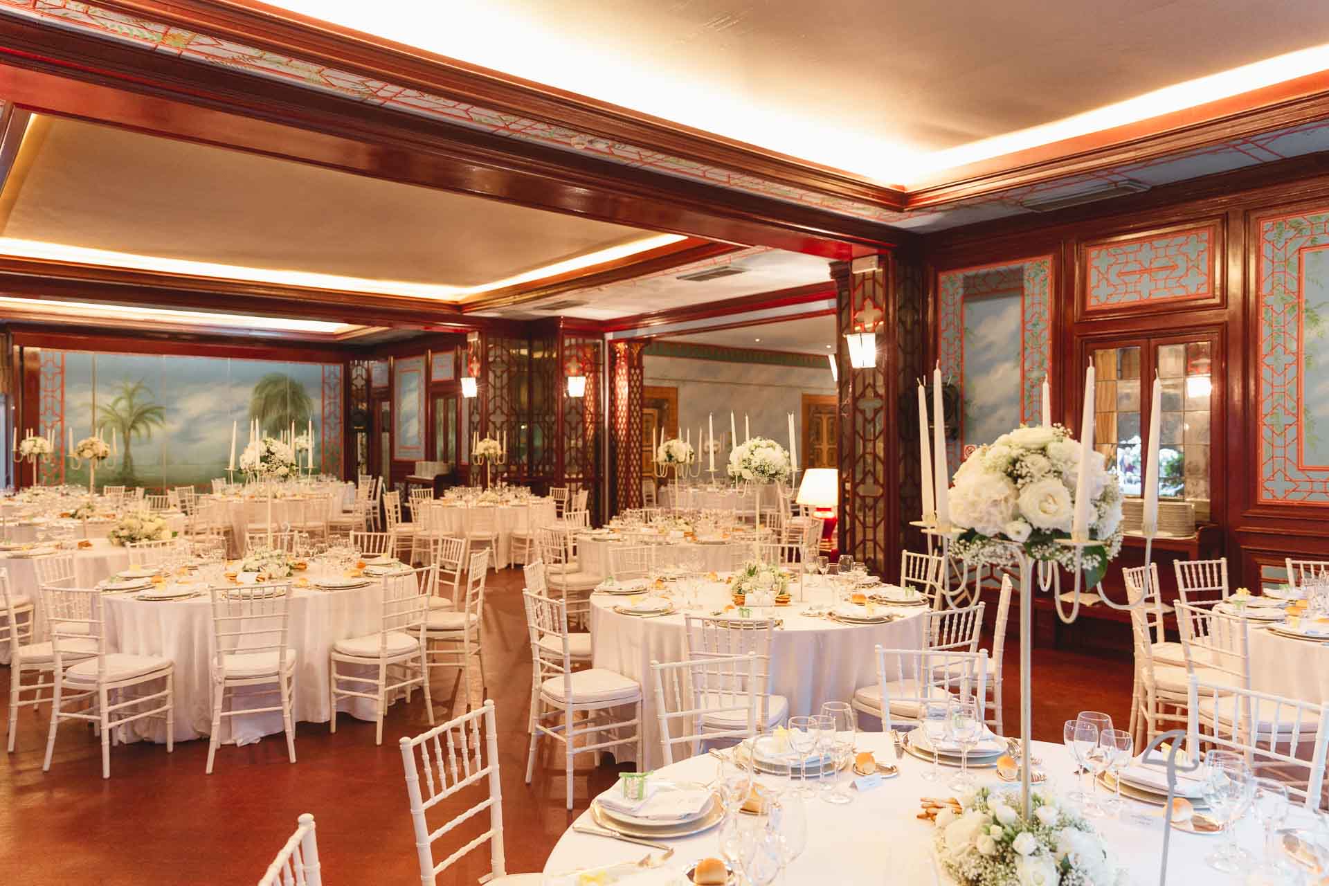 La sala di Villa Sassi pronta per la cena, con i candelabri