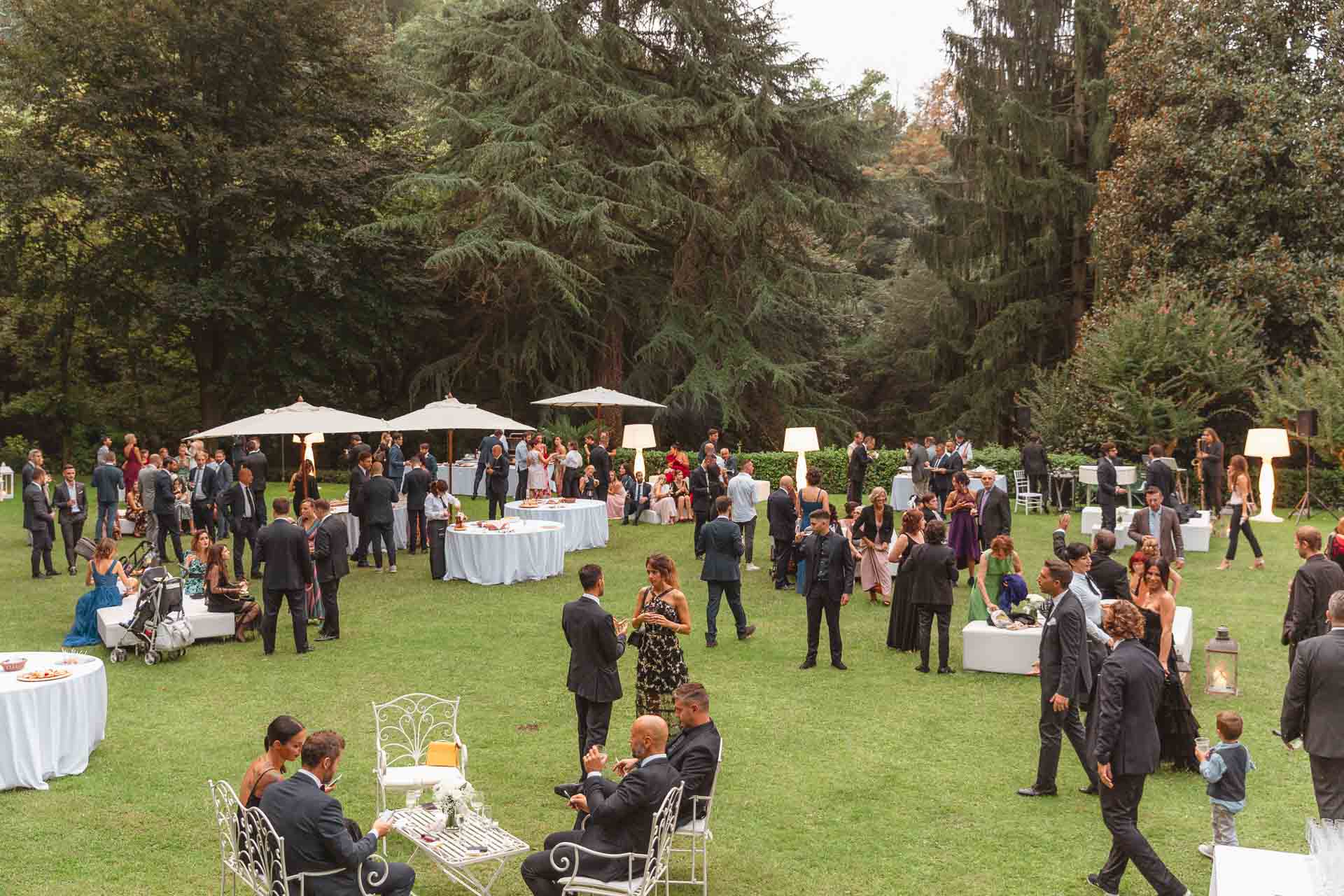 L'aperitivo nel parco secolare di Villa Sassi, tra gli alberi