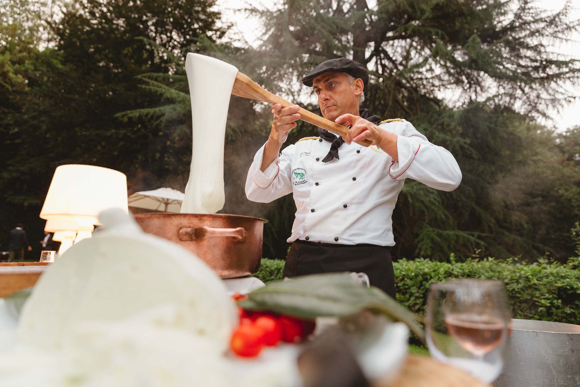 Il casaro tira la mozzarella al buffet nel parco