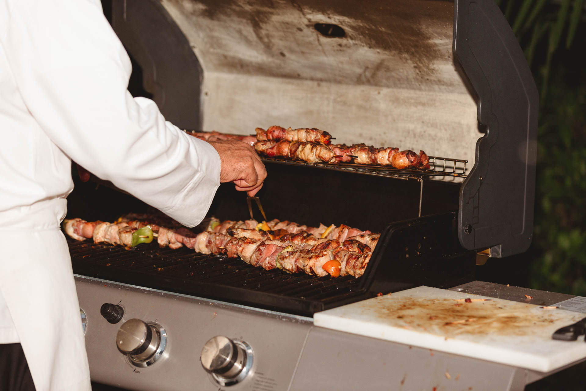 Gli spiedini sulla griglia del buffet