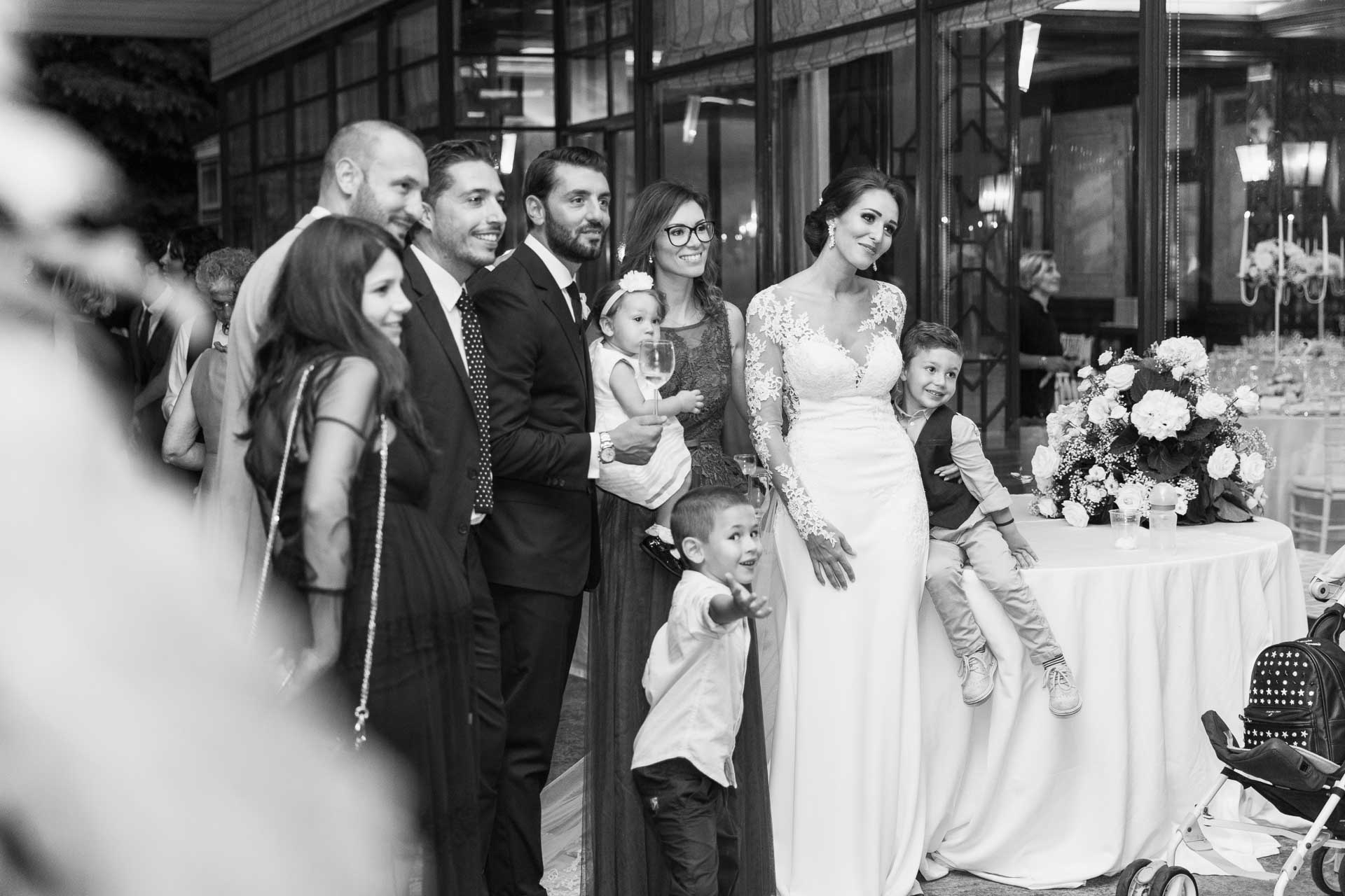 In bianco e nero, la sposa tra gli invitati alla festa