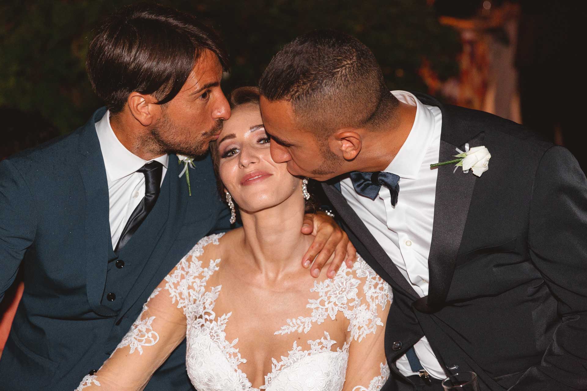 Due amici baciano la sposa sulle guance